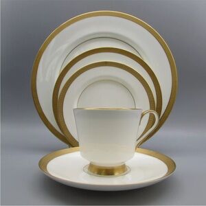 NWT Mikasa Bone China in Pembroke gold encrusted trim and ivory white China 4pc
